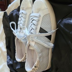 New WOT sz 10 Steve Madden woman sneaker